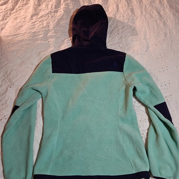 SOLD- Women's North Face Denali Hooded Jacket- size small - Picture 3 of 3